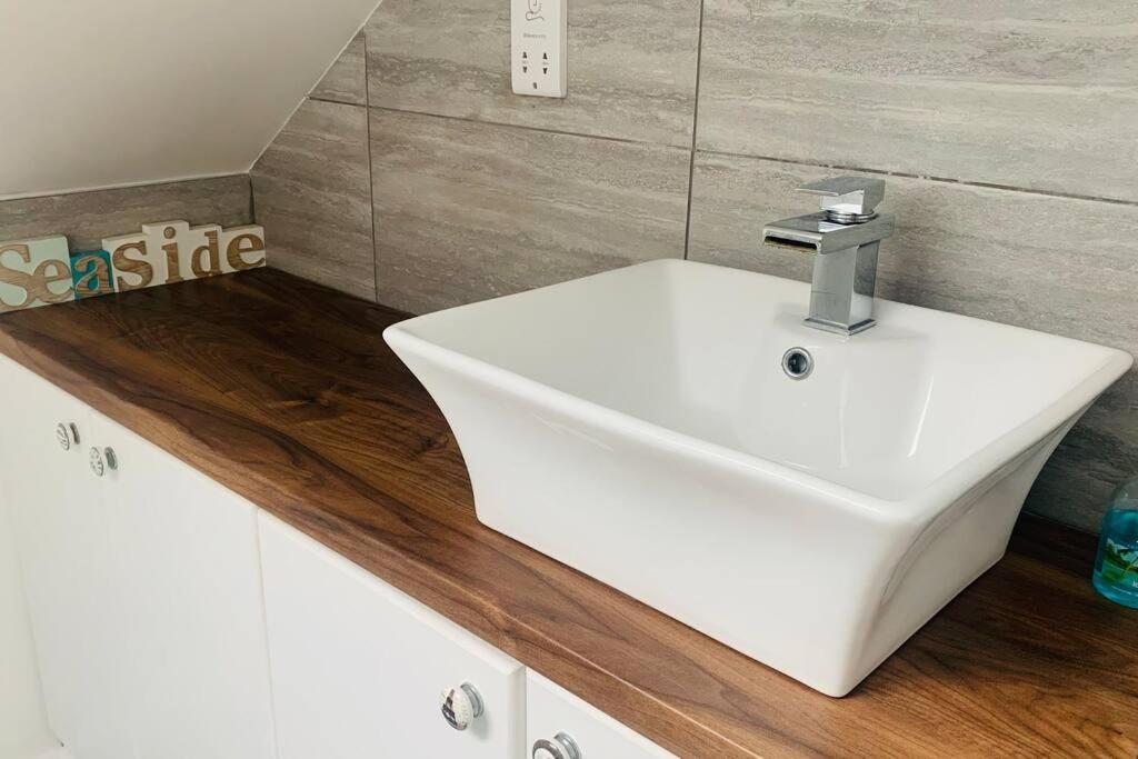 Willa Love Lancing By The Sea With Optional Large Hot Tub Sleeps Up To 8 & Free Parking Zewnętrze zdjęcie